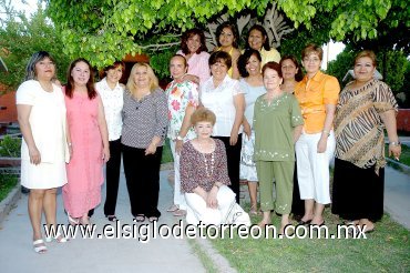 08052008
Yolanda acompañada por Martha Alicia, Lupita, Vicky, Ana María, Lety, Eunice, Silvia, Carolina, Rosy, Rosario, Cecy, Sol Luna y Tere