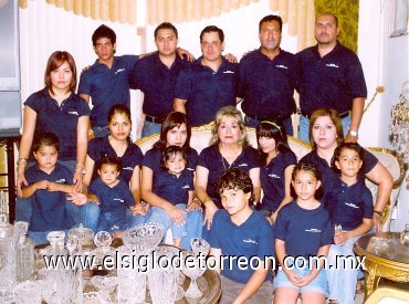 11052008
La familia Quiñónez Aguilera en reciente festejo familiar.