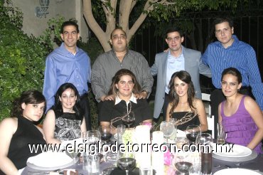 11052008
Salomón y Lourdes Issa, Emels y Eduardo Saide, Marlene y Luis Garnier, Luciana Ito, Nancy Perella y Nesim Issa.