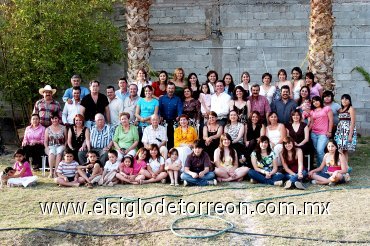 13052008
Agradable reunión de las familias, Rodríguez de la Tova, Rodríguez Melhem, Abusaid Rodríguez, Rodríguez Elizondo, Rodríguez Mier, Rodríguez Flores y Reyna Rodríguez.