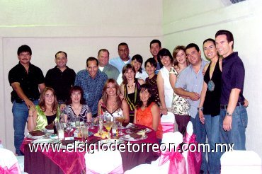 14052008
Francisco, Claudia, Ricardo, Lilian, Vero, Tony, Dora, Jeison, Benjamín, Gaby, Pedro, Vero, Edy, Irene, Rosy, Érika, Ernesto y la festejada Gaby