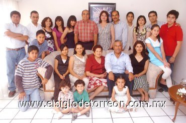 14052008
Javier y María de Lourdes de la Fuente, acompañados de hijos, nietos y demás familiares en la celebración de su 45 aniversario de matrimonio