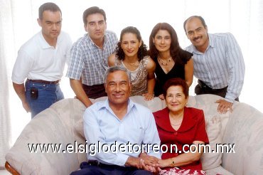 14052008
Los novios con sus hijos Javier, María de Lourdes, Roberto, Jorge y Cristina
