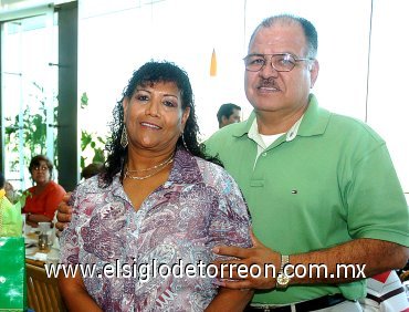 12052008
Acompañada de su esposo T.R. Gilberto Cepeda Zamora quien junto a sus hijos L.A.E. Gilberto Cepeda Rocha y Lic. Dafne Cepeda Rocha organizaron su festejo.