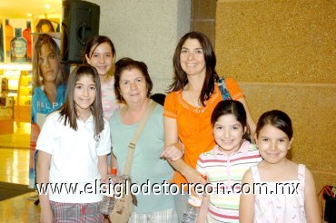 04052008
Ana María de Jiménez, Malena de Román, Magdalena y Ana Mary Román Jiménez, Isabel Morales y Sonia Núñez, de compras en conocida plaza comercial.