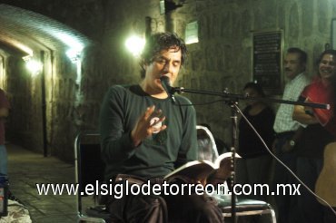 04052008
Armando Vega Gil, en plena interpretación musical.