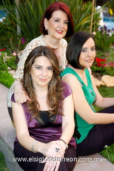 10052008
Rosa María L. de Granados con sus hijas Gabriela y Rosa María, en el Día de las Madres.