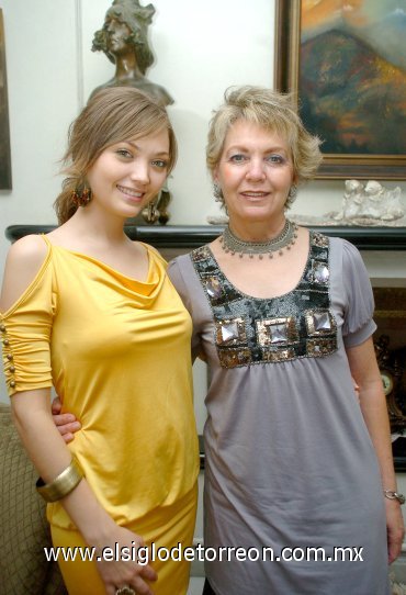 04052008
Meche y su mamá María Magdalena Ramírez.