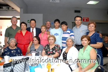 15052008
Beatriz Pérez con algunos de los asistentes a su festejo.