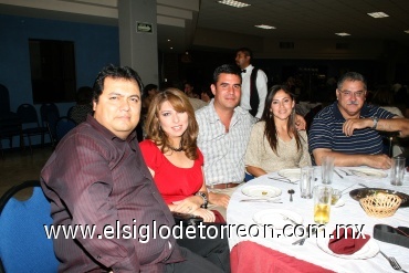 18052008
Jesús Sifuentes y Cony de Sifuentes, Jaime López y Leticia Estrada, y Salvador Franco.