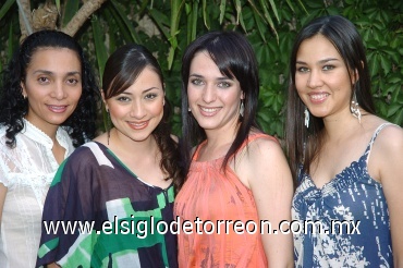 18052008
Lety Castro Hernández acompañada de las anfitrionas de su despedida de soltera, Berenice de Ramírez, Gaby Castro y Claudia Velasco