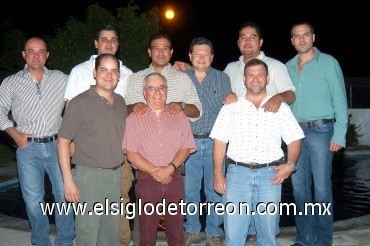 17052008
El festejado con sus amigos Memo, José Ricardo, Héctor, Sergio, Luis, Alejandro, Mario y Kenett.