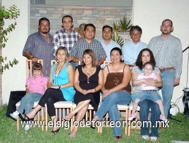 18052008
Dora Elsa Ledesma de Robles acompañada de familiares y amistades el día de su cumpleaños.