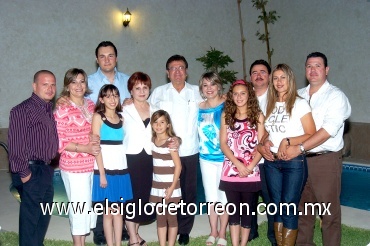 18052008
La feliz pareja acompañados de sus hijos e hijos políticos; Myrthala y Eugenio, Claudia y Agustín, Juancho y Tere, Sergio, así como de sus nietos Myrthala, Andrea y Bárbara