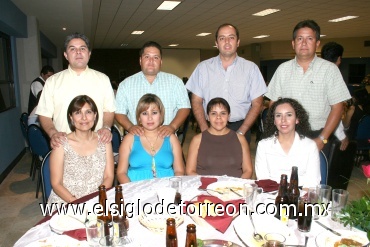 18052008
Elizabeth y Jorge Navejas, Judith y Omar Limones, Aracely y Antonio Chibli, Candy y Ernesto Espeleta, son los integrantes de la mesa directiva del Instituto Francés de La Laguna