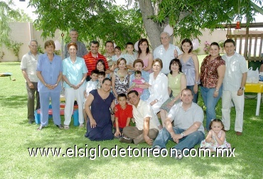18052008
La familia Martínez celebró el 80 aniversario de doña María del Carmen Martínez de Martínez.