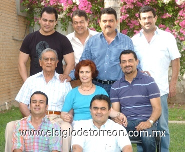 18052008
María Luisa y Enrique Galindo junto a sus hijos Héctor, Salvador, Juan Carlos, Sergio, Gerardo, Adalberto y Eduardo Galindo Fierro