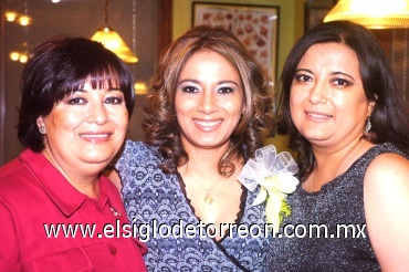 19052008
La festejada acompañada de las anfitrionas de su despedida de soltera, María Irene González de Zúñiga y Claudia Angélica Zúñiga de López.