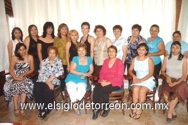 19052008
La futura novia junto a sus familiares y amigas en su despedida.
