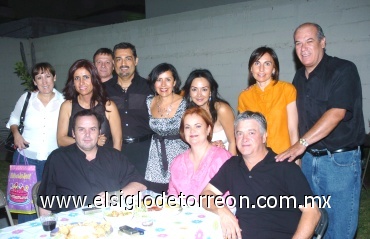 19052008
Maru Correa de Martel celebró su cumpleaños junto a Carlos, Fernando, Mane, Lázaro, Heréndira, Raquel, Thelma, Gerardo, Eduardo y Victoria