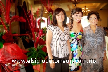 24052008
Mariana acompañada de su mamá la señora Consuelo A. de Ramos y su futura suegra María Teresa Rodríguez de Arista