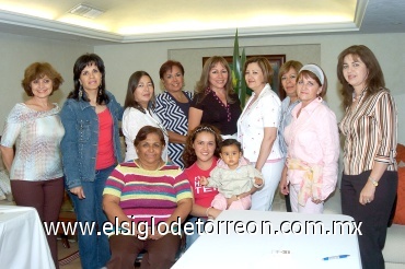 23052008
La cumpleañera estuvo bien acompañada por Lupita, Irma, Betty, Yolanda, Rosy, Mary Tete, Georgina, Paty López, Maru, Isabela y Ana María