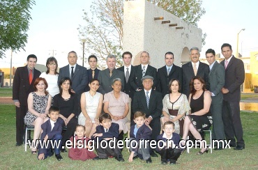 24052008 Sres. Antonio Maúl y Socorro Maúl, con sus hijos, Antonio, Víctor, Laura, Carlos y Elisa, hijos políticos, Liliana, Paty, Luis, Blanca y Fernando; nietos, Víctor, René, Natalia, Luis,  Héctor, Andrés, Carlos, David y Elisa
