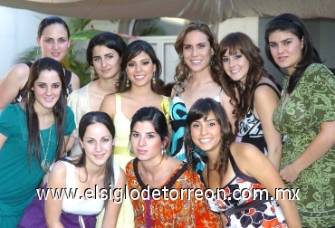 25062008
Tanya Palazuelos Macías acompañada de las asistentes a su despedida de soltera