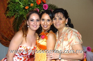 26052008
Marcela en compañía de Elvi Arguijo Rivera y Elvira Rivera de Arguijo.