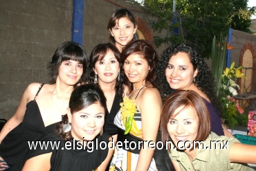 27052008
La festejada junto a sus amigas organizadoras de la despedida, Elba Limones, Ruth Piedra, Cynthia Galiano, Diana Aguilar, Yajaira Acevedo y Reyna Méndez.