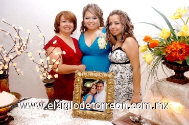 28052008
Cynthia Pamela Carrillo Gómez junto a las organizadoras de su despedida de soltera, Blanca de Carrillo y Cristina Carrillo