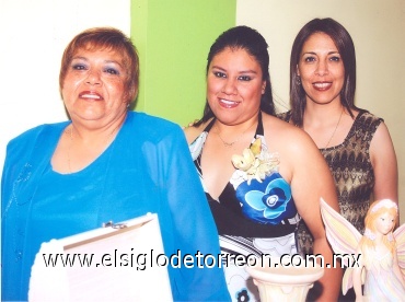 30052008
La festejada junto a las organizadoras de la reunión, Martha Elena de Lares y Sonia Márquez de Ávila