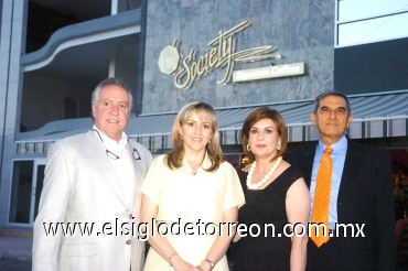 26052008
Pedro Luis Martín, Cecilia de Martín, Nury de Murra y Eduardo Murra.