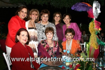 25052008
Mary Carmen Cantú, María Teresa de Cantú, Paty de Llama, Elisa de Morales, Catalina de Zreik, Irma de Gallegos y Rosita Granados en compañía de la festejada