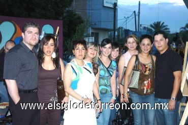 26052008
Eduardo Bitar, Aída Mansur, Carmen de Chamut, Aída, Estefany y Denisse Chamut, Tanya Mansur, Ricardo Moreno y Elba Canedo.