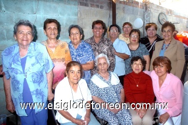 26052008
María Josefina Herrera Estrada acompañada de algunas amistades que asistieron a su festejo de cumpleaños.