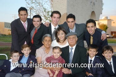 28052008
Antonio Maúl y Socorro de Maúl acompañados por sus nietos, Víctor, Héctor, Antonio, Natalia, René, Luis, David, Carlos Elisa, Carlos Andrés y Jorge