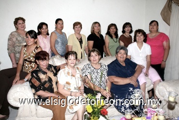 28052008
Elsa estuvo muy felicitada por sus amigas que asistieron a la cena de cumpleaños