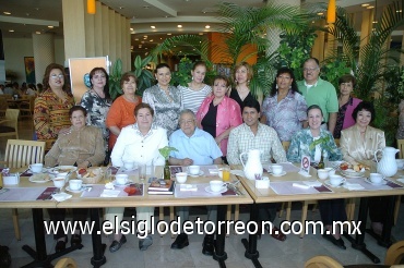 28052008
María del Rosario Rocha de Cepeda en su fiesta de cumpleaños en días pasados, en compañía de familiares y amigos