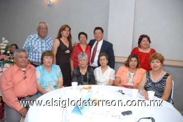 31052008
Beatriz Pérez Aguirre celebró 40 años de trabajo magisterial, acompañada de las familias Bueno, Ocón Acosta, Favela, Peña y Ríos
