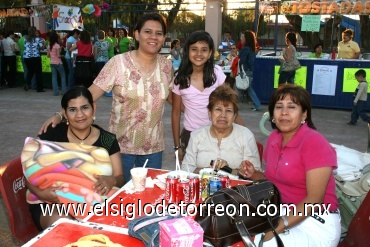 26052008
Hilda de Campos, Soledad Rodríguez, Gaby de De Santiago, Amalia de Ojeda y Sofía de Ojeda.