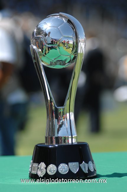 En nuevo trofeo del Campeón del Futbol Mexicano del torneo de Clausura 2008.