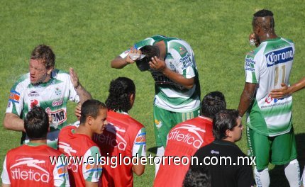 El partido se desarrolló bajo un calor de más de 40 grados.