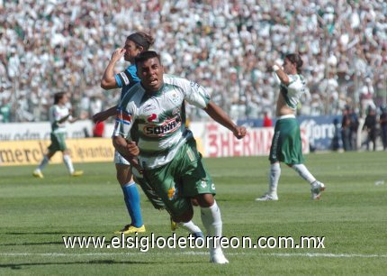 Uno de los hombres más felices sobre la cancha del Corona era sin duda Emmanuel Ludueña, autor del gol que finalmente marcó la diferencia a
favor de los albiverdes para poder acreditarse el cetro de campeón.