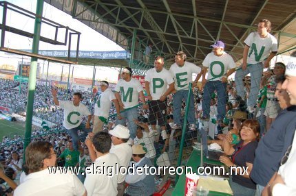 De una manera original festejaron estos siete aficionados de Sombra Norte la coronación del Santos Laguna, una vez que concluyó el juego de vuelta de la gran final.