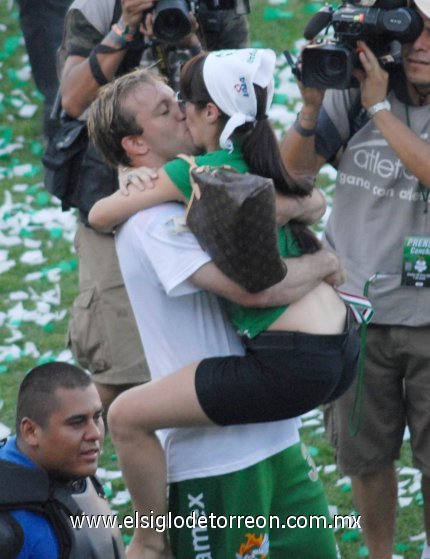 Matías Vuoso celebra con su esposa, después de concluir la gran final. Las esposas de los jugadores son un soporte
importante, así como el apoyo de todas las aficionadas.