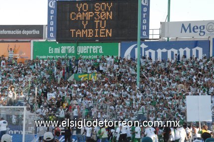 El grito de '¡Santos!, ¡Santos!' se dejaba escuchar con fuerza, como muestra del agradecimiento al equipo.