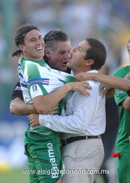 Jugadores, cuerpo técnico y sus familiares se amontonaron en el
centro de la cancha.