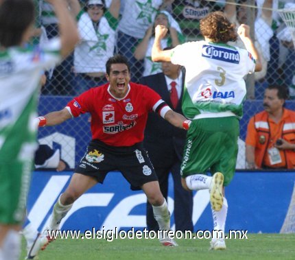 Oswaldo Sánchez y Fernando Ortiz iniciaron la celebración, luego de que Armando Archundia pitara el final del juego.