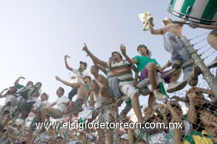 Concluyeron los cinco minutos de
prórroga y se iniciaron los festejos, el tradicional grito de oé oé oé oé.